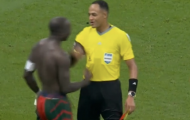 Trọng tài cười, bắt tay trước khi rút thẻ đỏ cho cầu thủ Cameroon