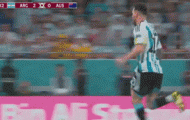 CĐV vái lạy Messi