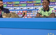 Con mèo đột nhập phòng họp báo, Vinicius cười phá lên