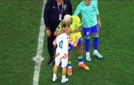 Neymar thôi khóc khi được con trai Perisic an ủi