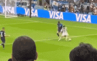 Phản ứng của trung vệ Croatia sau khi bị Messi qua mặt