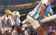 Lautaro Martinez vung chân vào mặt Messi khi ăn mừng