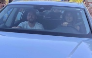Messi ngồi xe vợ lái về thăm quê nhà