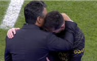 Messi ôm chặt HLV đối thủ sau khi rời sân