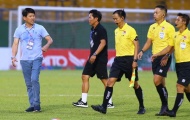 HLV Vũ Tiến Thành lao vào sân phản ứng trọng tài FIFA