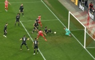 Pha bóng gây tranh cãi trong trận Freiburg - Juventus 