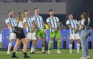 Nhận cúp vô địch, dàn sao Argentina lặp lại 'trò hề' của Martinez