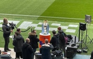Man City mang cúp vô địch ra trưng trước khi nhấn chìm Arsenal