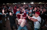 Nước mắt đã rơi, 'sóng người' West Ham làm loạn Praha