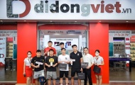Nhâm Mạnh Dũng cùng đồng đội sở hữu iPhone 13 Pro Max tại Di Động Việt sau khi vô địch Sea Games 31
