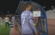 Ronaldo phớt lờ HLV, bỏ vào đường hầm sau trận hòa