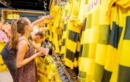 Chùm ảnh: CĐV phát sốt với mẫu áo đấu mới của Dortmund