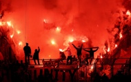 Dortmund 'rực cháy' với pháo sáng trên khán đài Magdeburg