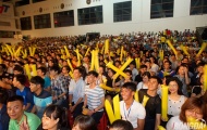 Hàng nghìn sinh viên làm nổ tung không khí trước trận chung kết