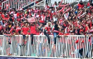 Fan Indonesia trèo rào cổ vũ đội nhà đánh bại Thái Lan
