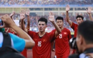Cầu thủ U23 Việt Nam trèo rào ăn mừng điệu viking cùng CĐV