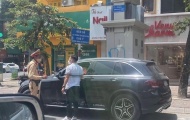 Cầu thủ Quang Hải bị CSGT dừng xe Mercedes vì va chạm ôtô