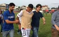 Cầu thủ Brazil bị cảnh sát bắt ngay trên sân