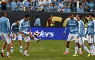 Suarez khởi động rồi ngồi dự bị xem Uruguay bị loại