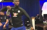 Antonio Rudiger 'quẩy' tung phòng thay đồ mừng ngôi vô địch của Chelsea
