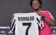 Cuadrado 'ngoan ngoãn' dâng áo số 7 cho Ronaldo