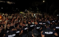 Cảnh sát ngăn biển người Milan thức trắng đêm chào đón Higuain