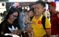 Con gái ôm chặt tuyển thủ futsal Việt Nam ngày trở về