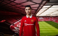 Ronaldo chụp ảnh áo mới cho M.U, chưa thể chốt tương lai vì chi tiết lạ