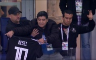 Maradona hôn thắm thiết áo Messi trên khán đài