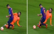 Suarez đạp chân đối thủ và Barca được hưởng... phạt đền
