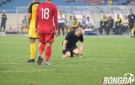 Hài hước: Trọng tài trận U23 Việt Nam nằm sân, phải nhờ sự chăm sóc của nhân viên y tế