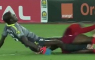 QUÁ SỐC! Thủ môn Châu Phi gãy cả 2 chân khi cản phá bóng