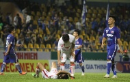 Cầu thủ HAGL đổ gục xuống sân khi bị chủ nhà Than Quảng Ninh cầm hòa