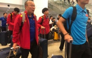 Xuân Trường đội mũ lưỡi trai cực hot, thầy Park ký tặng fan tại sân bay