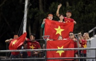 CĐV Việt Nam mang cờ đỏ sao vàng vào sân xem thầy trò HLV Park Hang-seo tập luyện