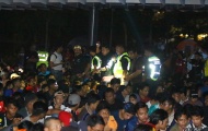 Chống bạo loạn, an ninh Malaysia trắng đêm canh CĐV săn vé trận Việt Nam
