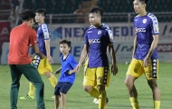 Fan nhí vượt rào, lao xuống sân xin chữ ký Quang Hải