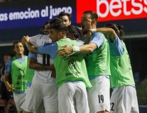 Suarez hóa người hùng, Uruguay sáng cửa dự World Cup