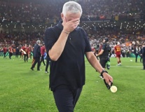 Mourinho lặng lẽ khóc một mình sau khi nhận huy chương