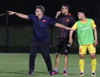 HLV Philippe Troussier 'chỉnh' cầu thủ U23 Việt Nam trước trận gặp UAE
