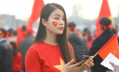 Fan nữ đọ sắc chờ đại chiến Việt Nam vs Malaysia 