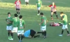 Cầu thủ đấm trọng tài bất tỉnh trên sân