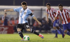 Messi đã làm khổ hàng thủ Paraguay như thế nào?