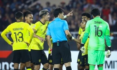 Cầu thủ Malaysia vây trọng tài nhưng nhận cái kết đắng