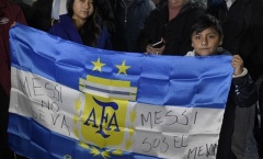 Bất ngờ với màn chào đón Leo Messi của fan Argentina