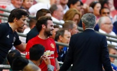 Juan Mata phì cười vì bị Mourinho thay ra cuối hiệp 2