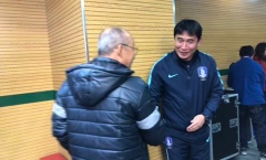 HLV U23 Hàn Quốc lễ phép với 'đàn anh' Park Hang Seo