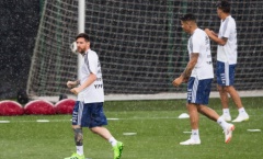 Mặc trời mưa, Messi và động đội vẫn cháy hết mình vì World Cup