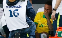 Gặp chấn thương, Neymar khóc nức nở ngay trên sân