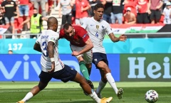 2 hậu vệ tuyển Pháp không muốn chạm vào người cầu thủ Hungary 